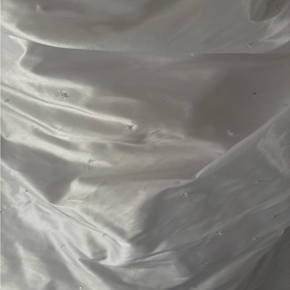 Elegant White Satin Gown - Picture 6 of 10